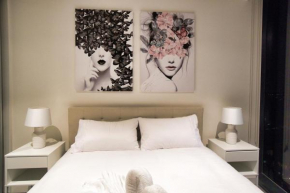Queen Bed Luxury Parisian Paradise with Amazing City Views, Pool, Spa, Gym, Steam & Sauna Rooms